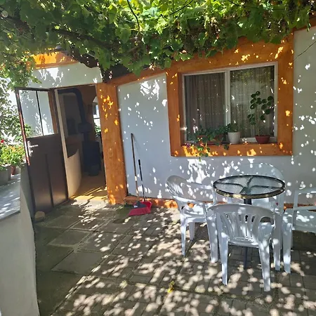 тони- атия Guest house Atiya